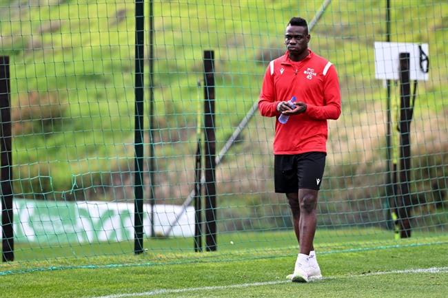Balotelli đấm Giám đốc thể thao của đội nhà 